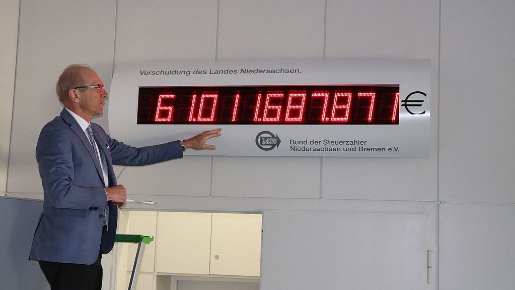 BdSt-Vorsitzender Bernhard Zentgraf bei der Umstellung der niedersächsischen Schuldenuhr