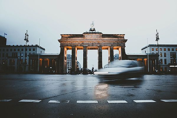 Politik muss bei Sozialabgaben UND Steuern bremsen! Politik muss bei Sozialabgaben UND Steuern bremsen!