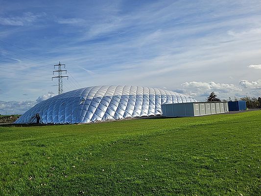 Umstrittene Traglufthalle für Geflüchtete