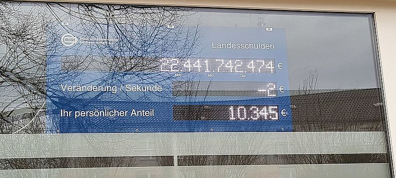 Schuldenuhr läuft 2023 rückwärts Schuldenuhr läuft 2023 rückwärts