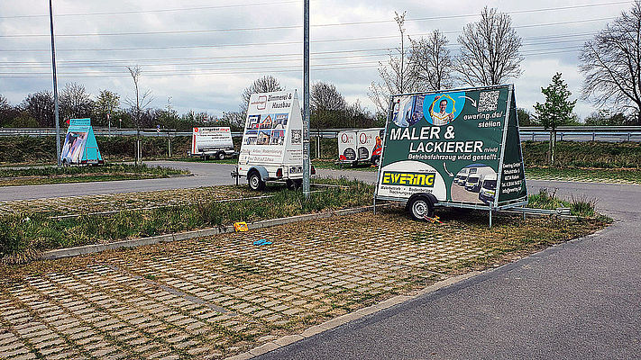 Plakate statt Pendler auf Parkplatz in Borken Plakate statt Pendler auf Parkplatz in Borken