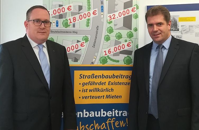 Markus Berkenkopf und Rik Steinheuer vor dem Plakat der Volksinitiative: Straßenbaubeitrag abschaffen! Markus Berkenkopf und Rik Steinheuer vor dem Plakat der Volksinitiative: Straßenbaubeitrag abschaffen!