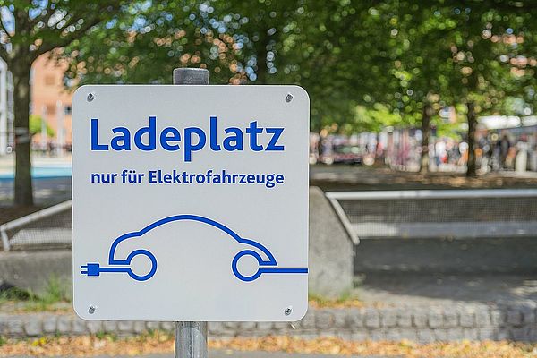 Steuergeld für E-Ladestationen? Absurd! Steuergeld für E-Ladestationen? Absurd!