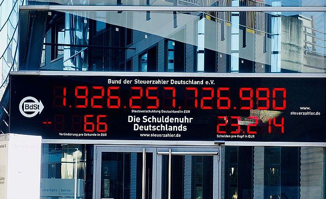 Die Schuldenuhr läuft jetzt langsamer rückwärts Die Schuldenuhr läuft jetzt langsamer rückwärts