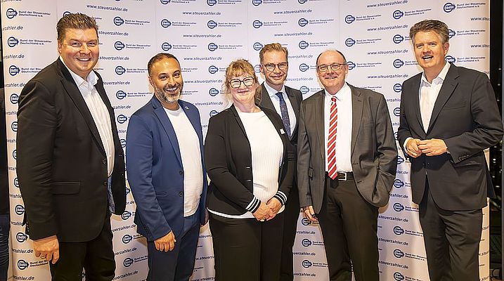 Launige Jubiläumsfeier mit Mitgliedern und Prominenz über den Dächern der Stadt Launige Jubiläumsfeier mit Mitgliedern und Prominenz über den Dächern der Stadt