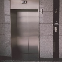 Verzicht auf Kompletterneuerung des Rathaus-Fahrstuhls