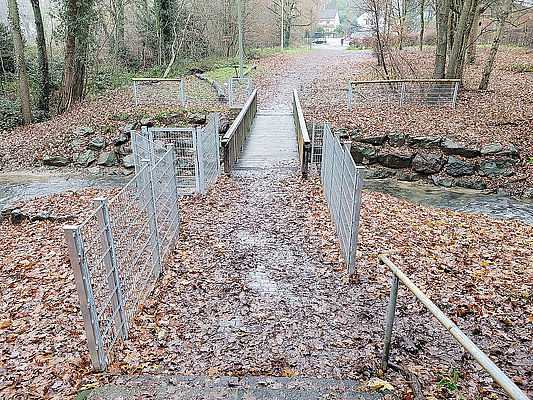 Wenig Brücke und viel Zaun in Leverkusen