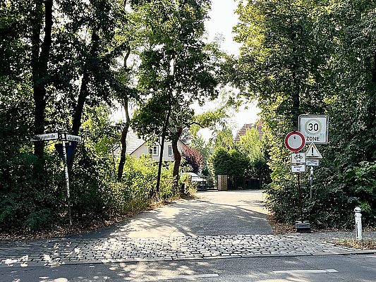 Schilderwirrwarr am Waldsteg
