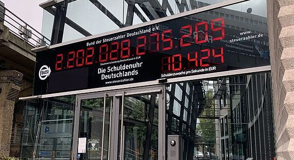Schuldenuhr tickt schneller als 10.000 Euro pro Sekunde – zum ersten Mal in ihrer Geschichte! Schuldenuhr tickt schneller als 10.000 Euro pro Sekunde – zum ersten Mal in ihrer Geschichte!