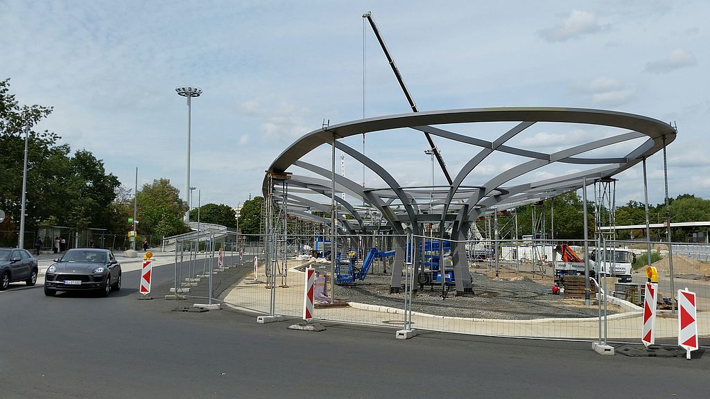 Hier das teure Haltestellendach in Leverkusen. (Foto: Oliver T. Müller)
