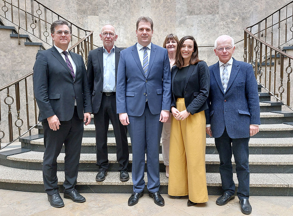 BdSt-Vorsitzender Rik Steinheuer (3.v.l.), Hans-Ulrich Liebern (2.v.l.) und Sabina Büttner (2.v.r.) vom BdSt, Gerichtspräsident Benno Scharpenberg (r.), Vizepräsident Dr. Jürgen Hoffmann (l.), Bettina Berghoff (hinten)