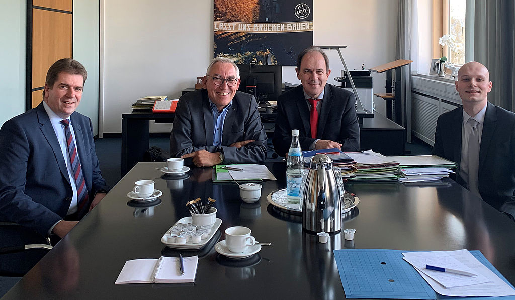 (v.l.:) BdSt NRW-Vorsitzender Rik Steinheuer, der Arnsberger Regierungspräsident Heinrich Böckelühr, Eberhard Kanski, stellv. BdSt NRW-Vorsitzender, und BdSt-Haushaltsexperte Philipp Sprengel.