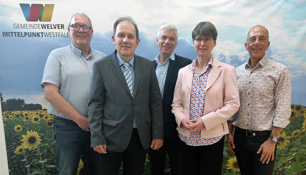 (v.l:) Udo Kötter, Kämmerer von Welver, Eberhard Kanski, stellvertretender Vorsitzender BdSt NRW, Jens Ammann, BdSt-Projektleiter öffentliche Haushalte, Bärbel Hildebrand, Pressesprecherin des BdSt NRW, und Camillo Garzen, Bürgermeister von Welver