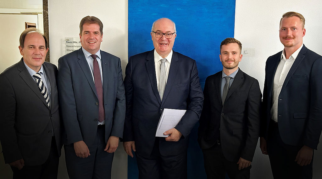 Rik Steinheuer, Vorsitzender des BdSt NRW (2.v.l.), sein Stellvertreter Eberhard Kanski (l.) sowie BdSt-Haushaltsreferent Joscha Slowik (2.v.r.) zu Gesprächen im Kommunalministerium.