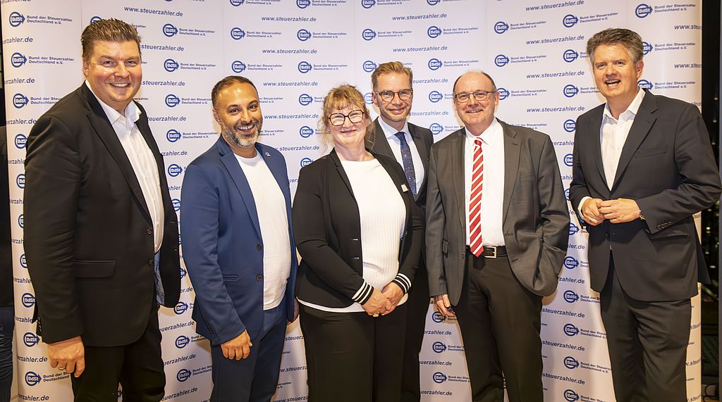 Sascha Mummenhoff (2. v. li.) und Petra Ackmann begrüßten anlässlich des Jubiläums Finanzsenator Dr. Andreas Dressel (v. li.), BdSt-Präsident Reiner Holznagel , Rechnungshof-Präsident Dr. Manfred Jäger und Abendblatt-Chefredakteur Lars Haider