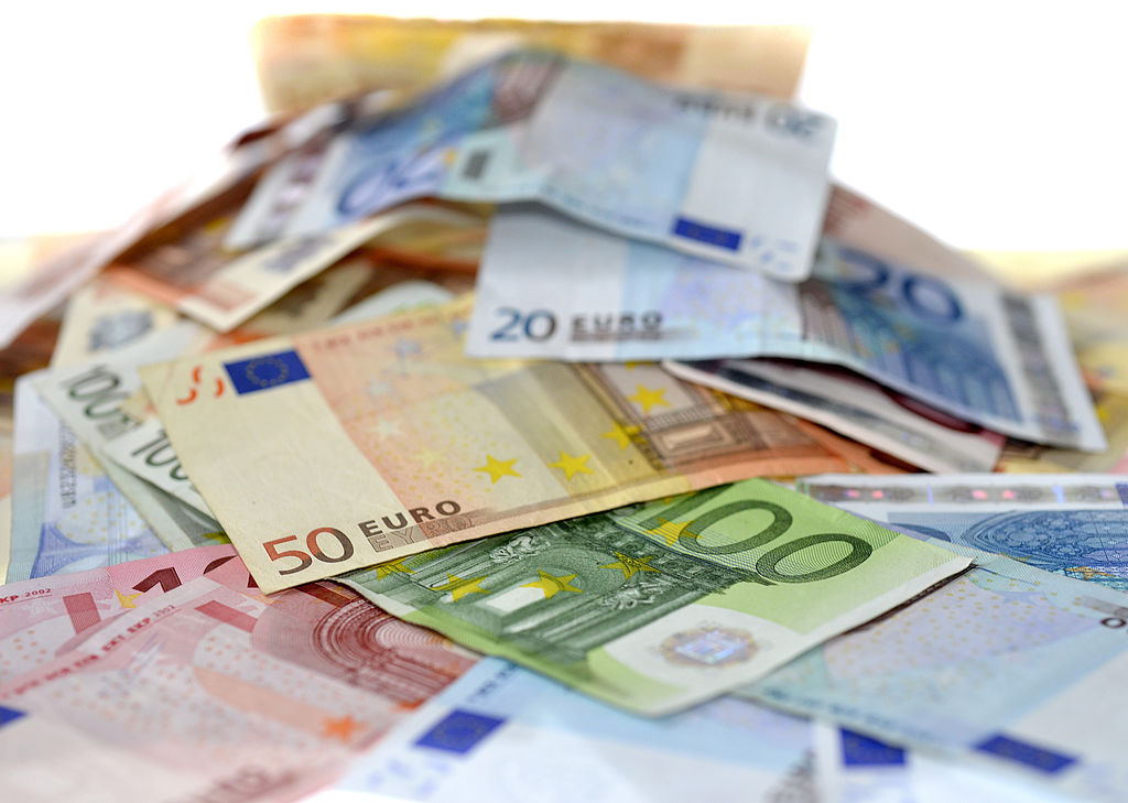 Der BdSt NRW sieht den Entwurf zur Altschuldenlösung als Schritt in die richtige Richtung, aber es gibt Tücken. Ein Stapel Euroscheine vor weißem Hintergrund. Die genaue Summe der Scheine lässt sich nicht überblicken. Da der Scheinehaufen nur viel Geld symbolisieren soll, ist das aber auch egal.
