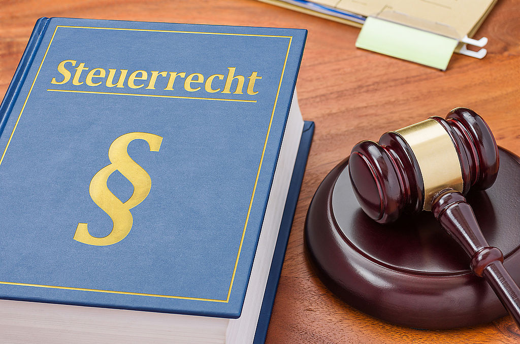 Steuergesetzbuch mit Richterhammer