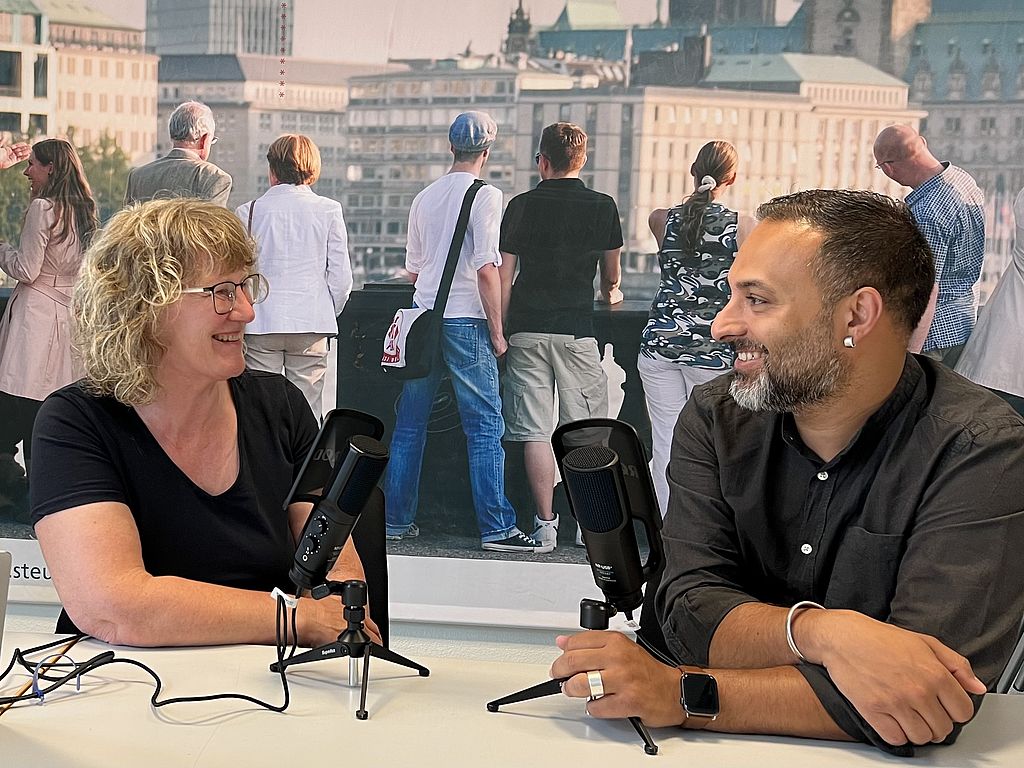 Sprechen über die erste Steuererklärung: Petra Ackmann (Vorsitzende des BdSt Hamburg) und Geschäftsführer Sascha Mummenhoff.