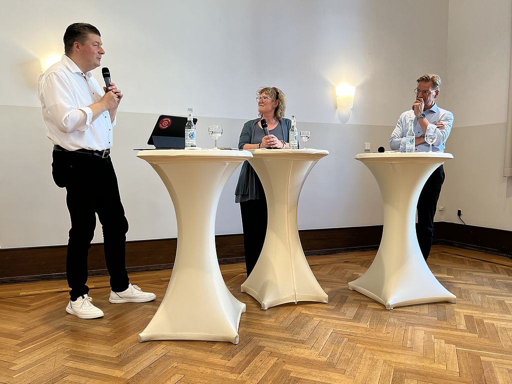 Senator Andreas Dressel (links) - hier bei einer Veranstaltung mit Petra Ackmann und Reiner Holznagel - stellte am Dienstag das Ergebnis der Mai-Steuerschätzung vor