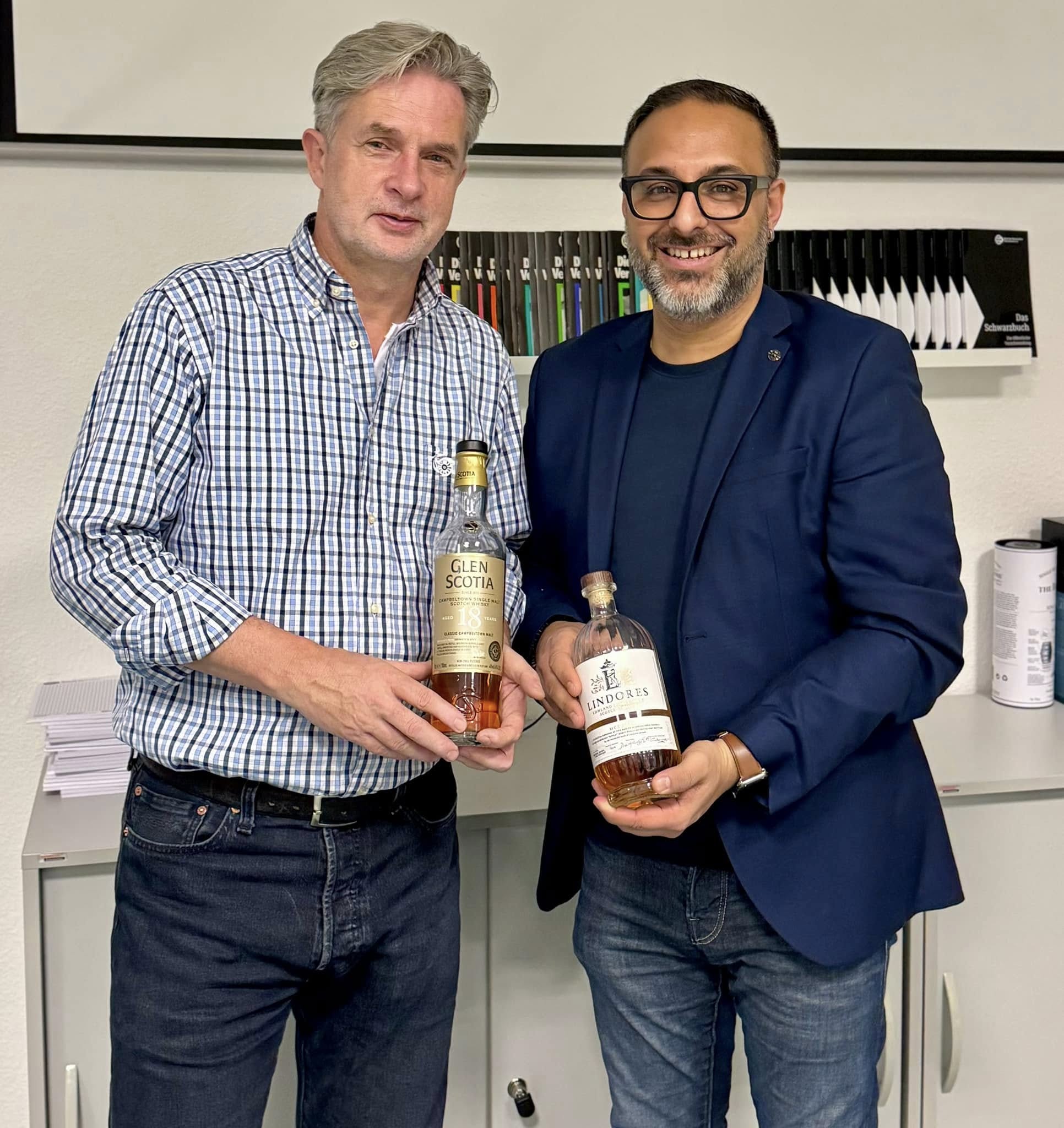 Der Whisky-Experten Stefan Bügler (li.) freut sich mit Sascha Mummenhoff auf die Fortsetzung der BdSt-Whisky-Tastings.