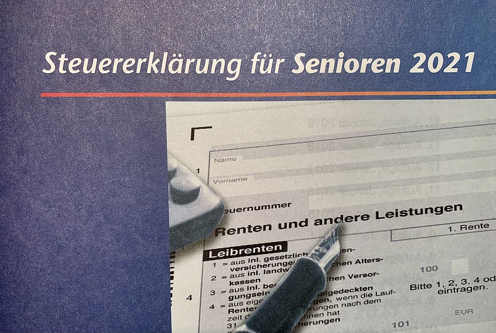 Kostenlos erhältlich beim Bund der Steuerzahler Hamburg: die Broschüre „Steuererklärung für Senioren 2021“.