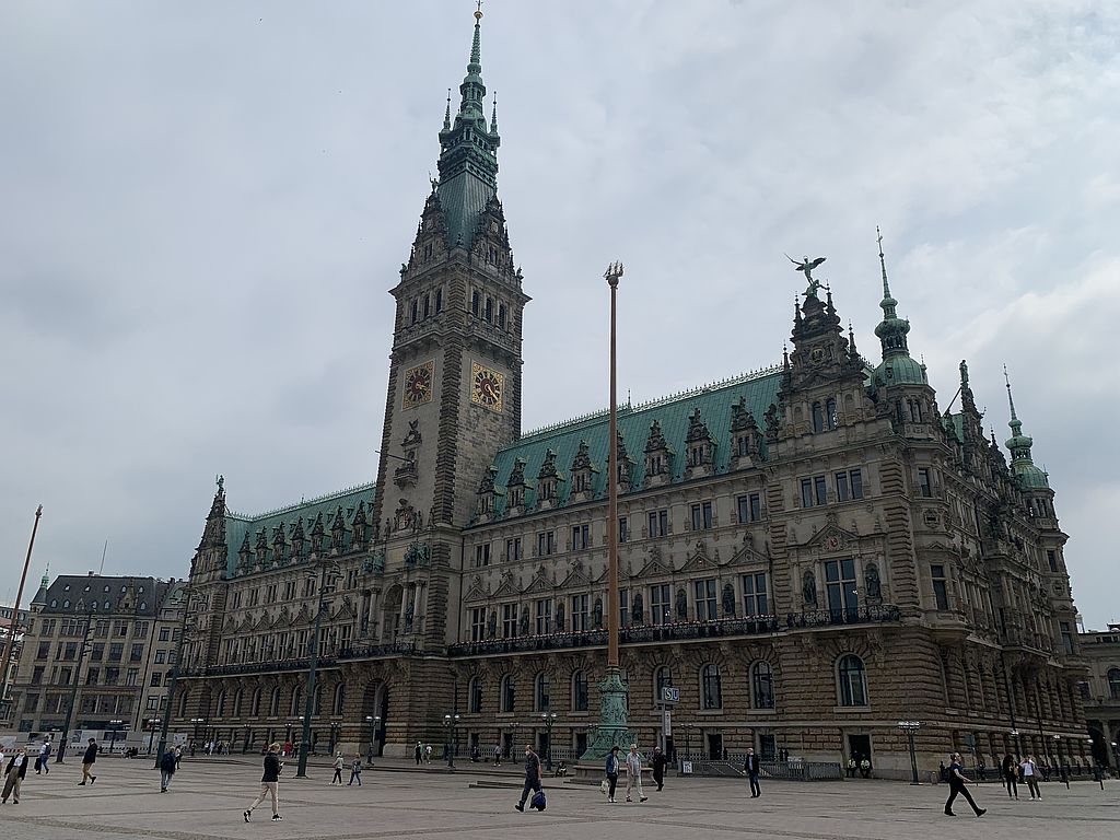 Hamburg will seinen Beamten:innen im März einen Corona-Bonus in Höhe von je 1300 Euro zahlen – steuerfrei. 51 Millionen Euro kostet die Aktion insgesamt.