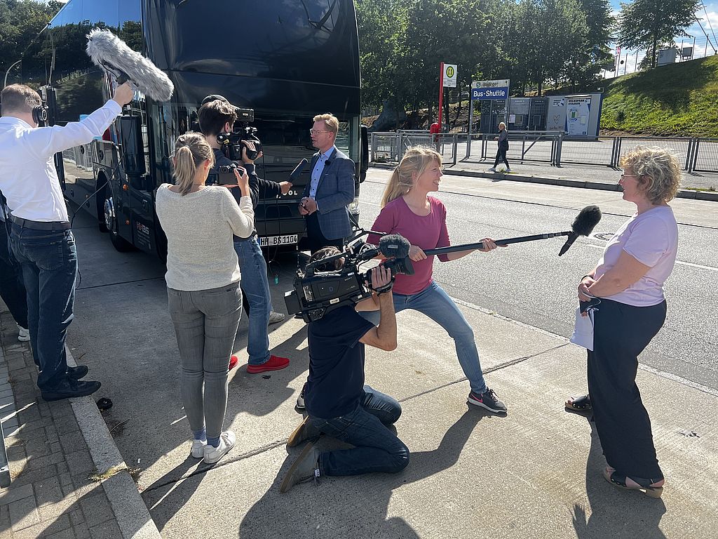 Im Fokus der Medien: Petra Ackmann und Reiner Holznagel gaben vor dem Volksparkstadion Interviews.