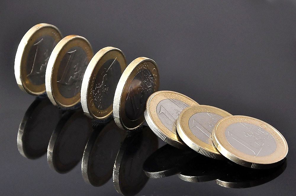 Euromünzen fallen wie Dominosteine