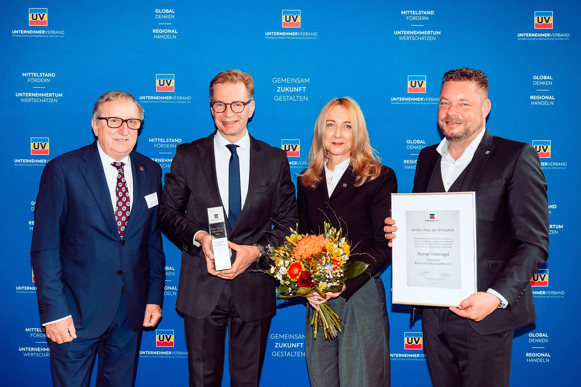Den „Großen Preis der Wirtschaft 2024“ des Unternehmerverbandes Norddeutschland Mecklenburg-Schwerin erhielt BdSt-Präsident Reiner Holznagel (2.v.l.) von UV-Ehrenpräsident Rolf Paukstat, Geschäftsführerin Pamela Buggenhagen und Verbandspräsident Matthias Kunze (v.l.).
