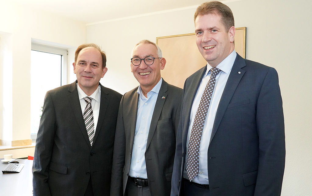 Heinrich Böckelühr, Regierungspräsident des Regierungsbezirkes Arnsberg, (M.) mit dem BdSt-Vorsitzenden Rik Steinheuer (r.) und seinem Stellvertreter Eberhard Kanski (l.)