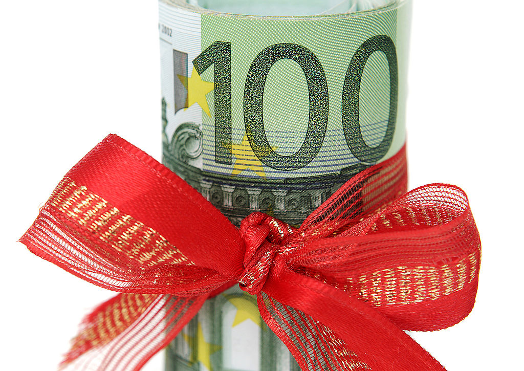 Geldscheinbündel mit Geschenkband