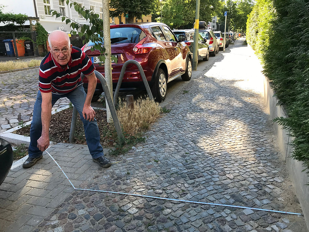 Anwohner Aribert Habermann misst eine Gehwegbreite von 1,7 Metern