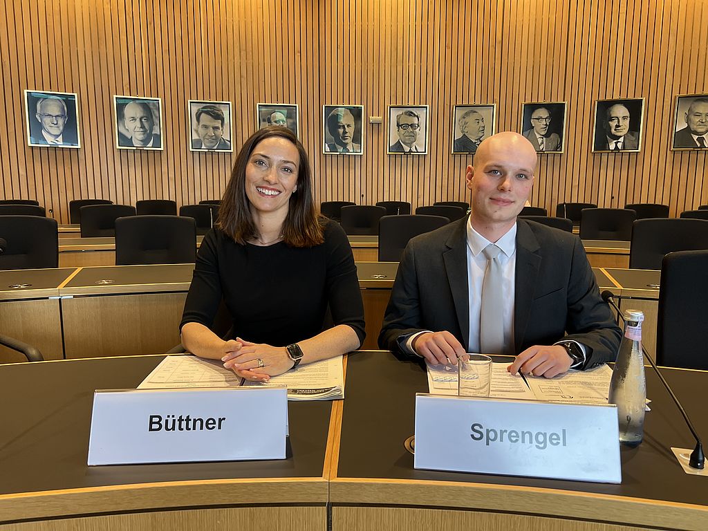 Sabina Büttner, Leiterin Steuern und Soziales beim BdSt NRW, und Philipp Sprengel, BdSt-Referent für Haushalts- und Finanzpolitik, im NRW-Landtag