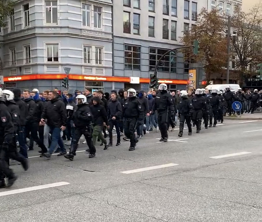 Der BdSt Hamburg plädiert für einen bundesweiten „Polizeikosten-Fonds“, in den Proficlubs regelmäßig angemessene Beiträge für erhöhte Aufwendungen bei Hochrisikospielen einbringen sollen.