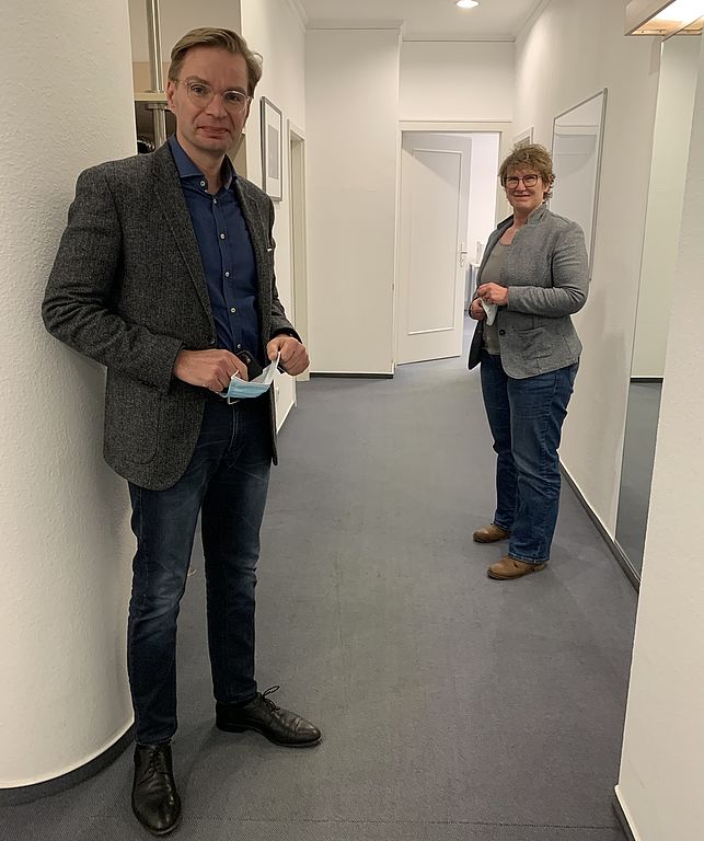 Vorstandsmitglied Petra Ackmann (auf dem Foto zusammen mit BdSt-Präsident Reiner Holznagel) nimmt sich Zeit für die Beratung der BdSt-Mitglieder Vorstandsmitglied Petra Ackmann (auf dem Foto zusammen mit BdSt-Präsident Reiner Holznagel) nimmt sich Zeit für die Beartuing der BdSt-Mitglieder