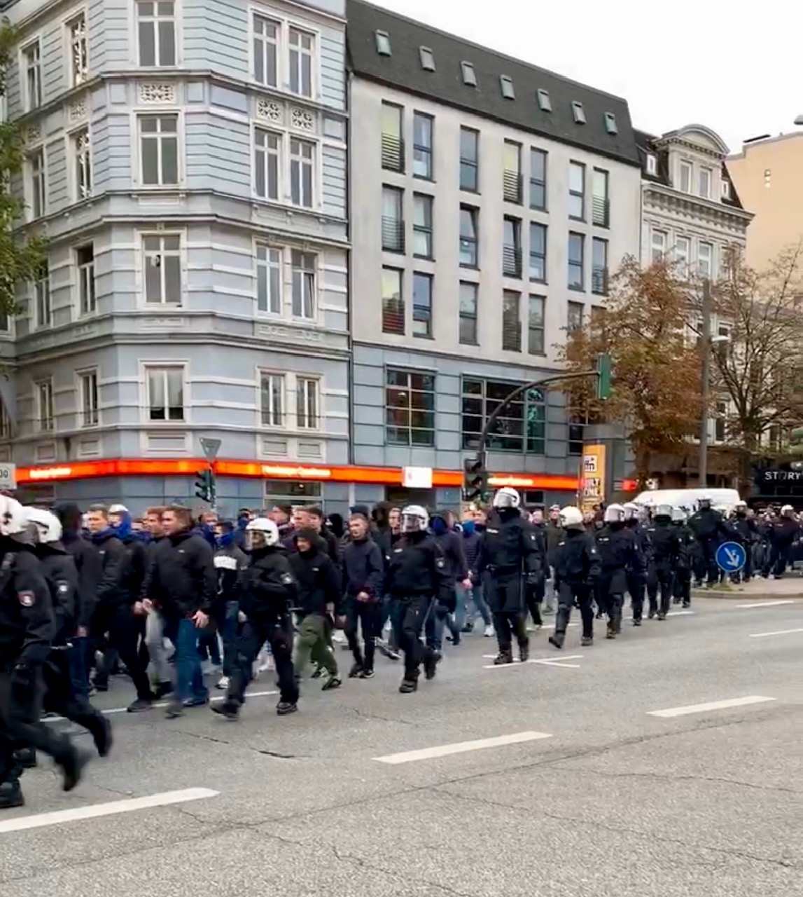 Zahlreiche Polizisten begleiten Fußball-Fans zum Derby zwischen dem FC St. Pauli und dem HSV