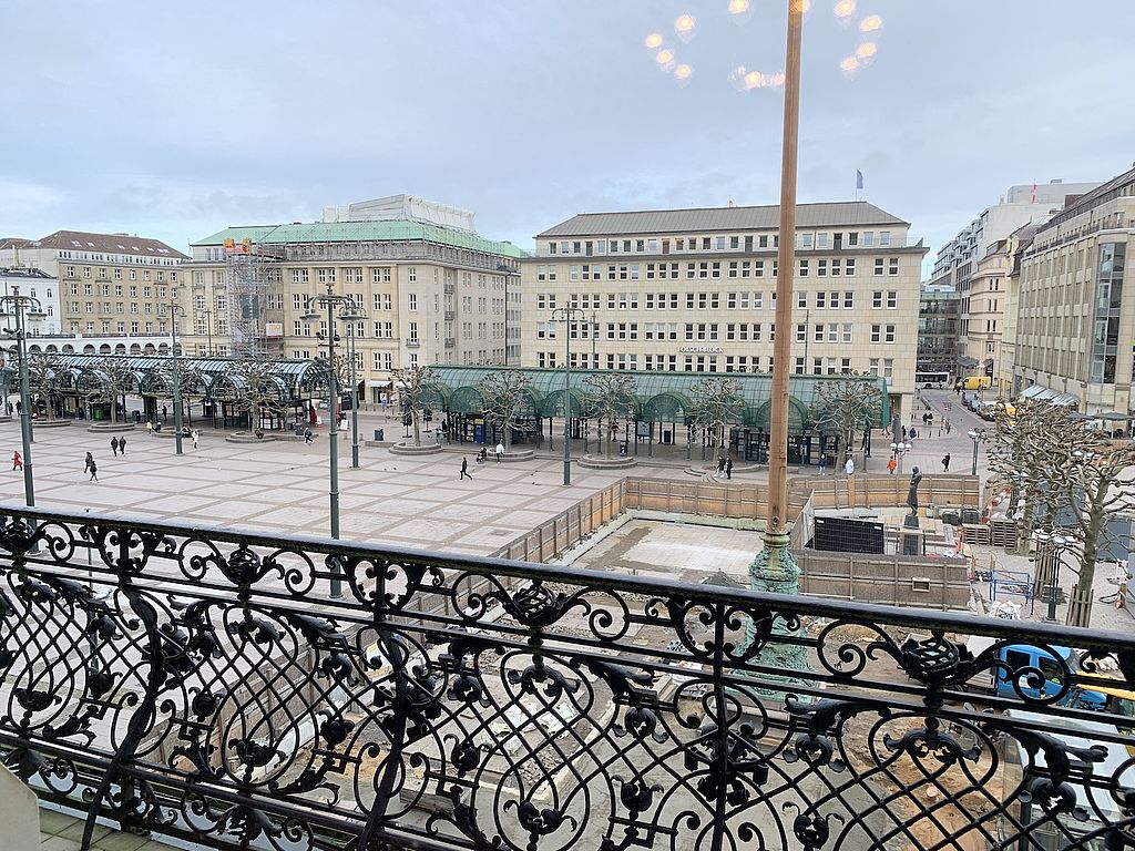 Blick vom Hamburger Rathaus. Dort finden jetzt hinter verschlossnen Türen die Haushaltsberatungen des Senats statt.