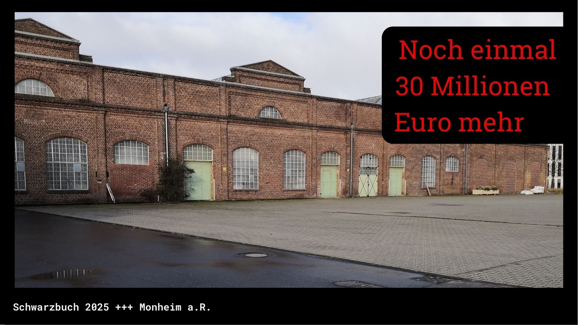 Fabrikartiges Backsteingebäude mit großen Glassprossenfenstern