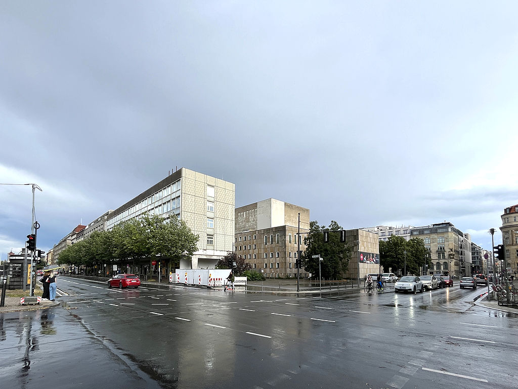 Blick auf die Ecke Unter den Linden/Glinkastraße. Im Zuge der Grundsanierung der Komischen Oper soll hier ein Erweiterungsbaun mit Dachterrasse, Shop, Café, neuen Büros und Probenräumen entstehen.