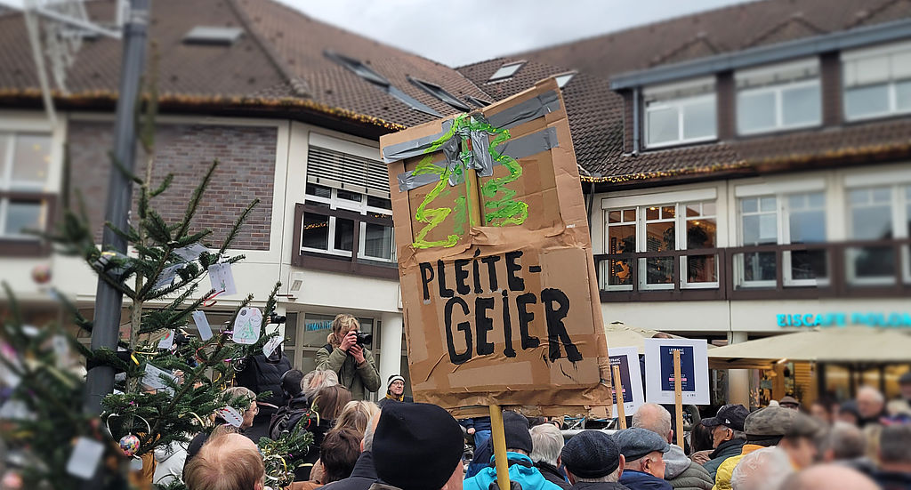 Demonstration während der Ratssitzung in Monheim am Rhein Demonstration von Bürgern in Monheim am Rhein gegen die Steuer- und Finanzpolitik ihrer Stadt
