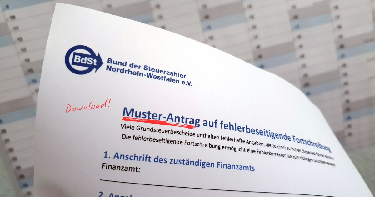Musterantrag auf fehlerbeseitigende Wertfortschreibung beim BdSt NRW zum kostenfreien Download. Nahaufnahme des oberen Teils des Musterantrags, der vor einen im Hintergrund unscharf zu sehenden Kalender gehalten wird, um zu verdeutlichen, dass es Fristen einzuhalten gibt. Auf dem Antrag steht vermeintlich handschriftlich notiert: "Download!".