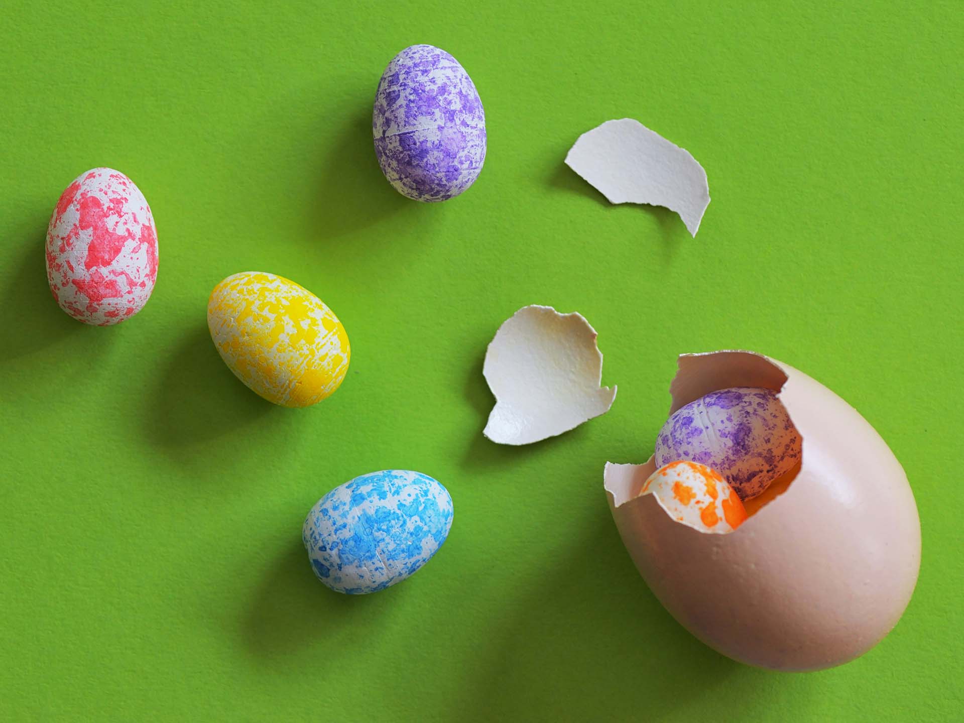 Kleine bunte Eier kommen aus einme großen Osterei