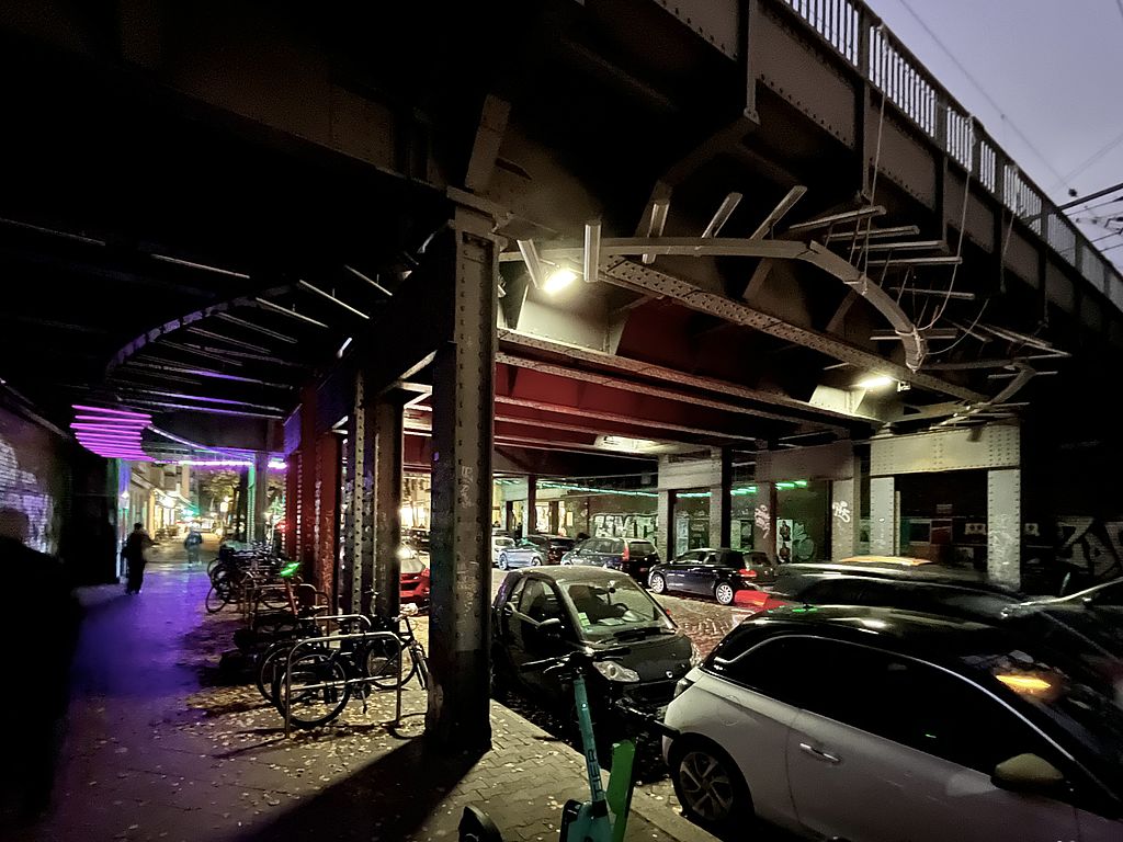 Zerstörte Lichtinstallation in der Bleibtreustraße