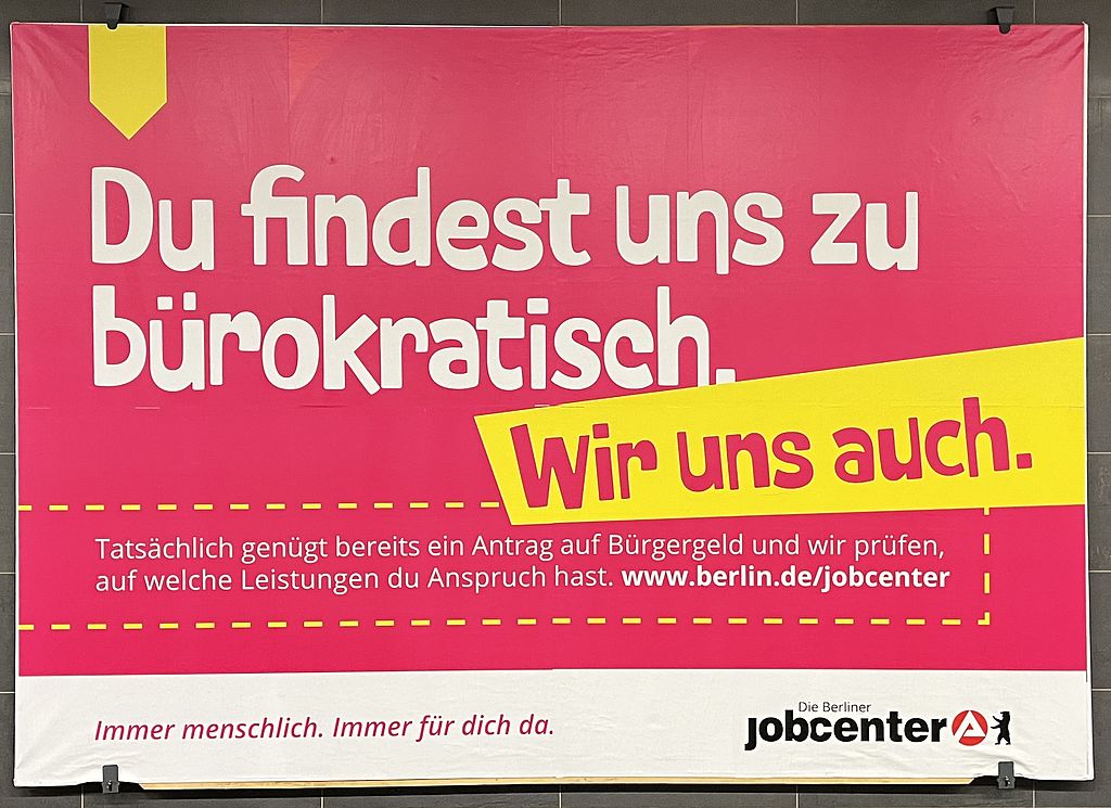 Werbung für Bürgergeld in der Berliner U-Bahn mit großer Streuwirkung. Denn zum Glück ist nicht jeder Fahrgast in anspruchsberechtigt.