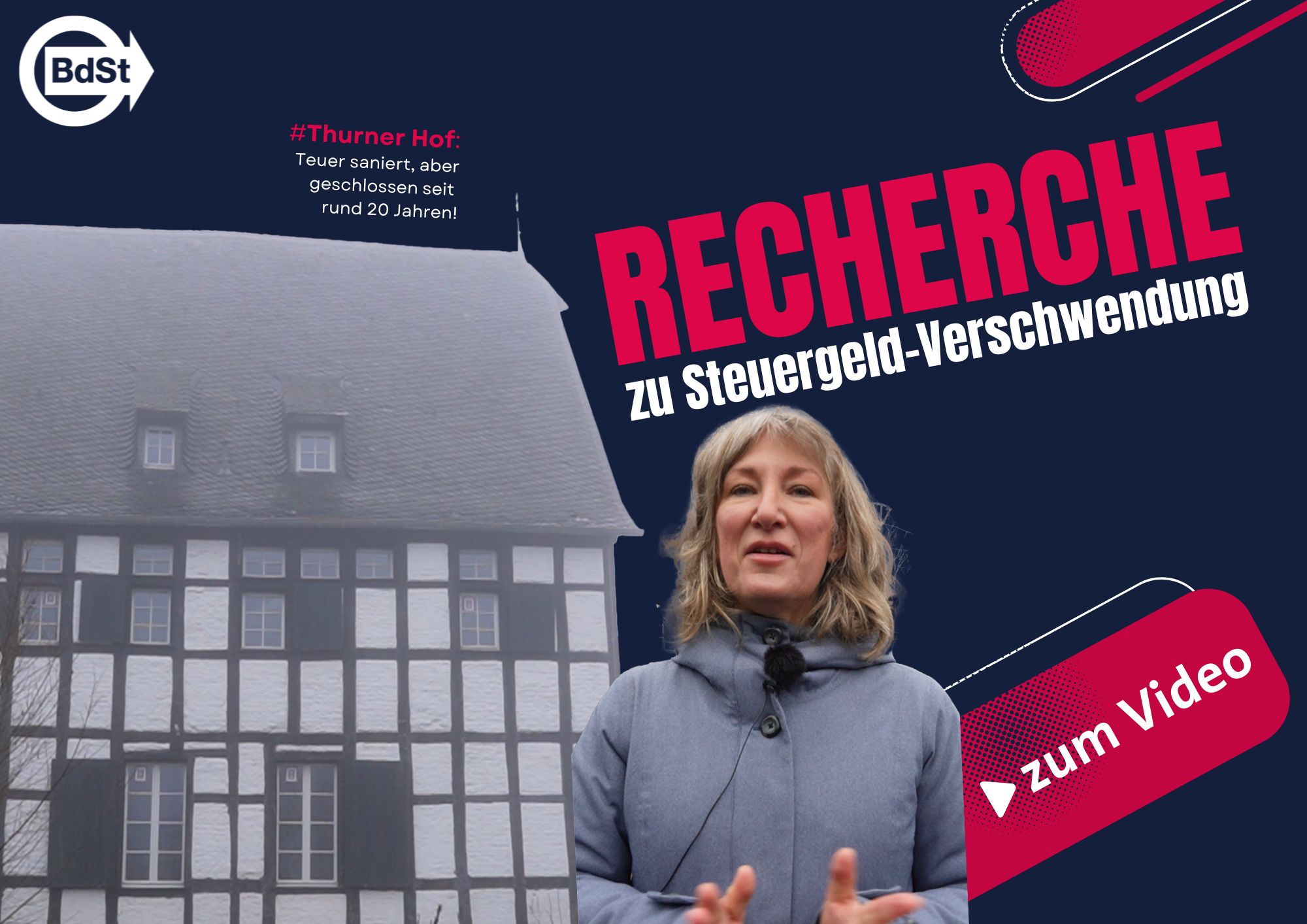 Andrea Defeld vom BdSt NRW recherchiert Steuergeld-Verschwendungsfälle: Hier in Köln beim Thurner Hof. Andrea Defeld vom BdSt NRW recherchiert Steuergeld-Verschwendungsfälle: Hier in Köln beim Thurner Hof. Zu sehen ist das historische Fachwerkhaus, davor Andrea Defeld, die mit den Armen gestikuliert. Der text weist auf "Recherche zu Steuergeldverschwendung" hin.