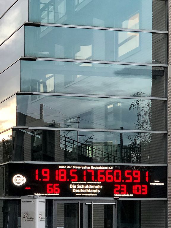 Die Schuldenuhr an ihrem neuen Standort in Berlin. Derzeit läuft sie rückwärts.