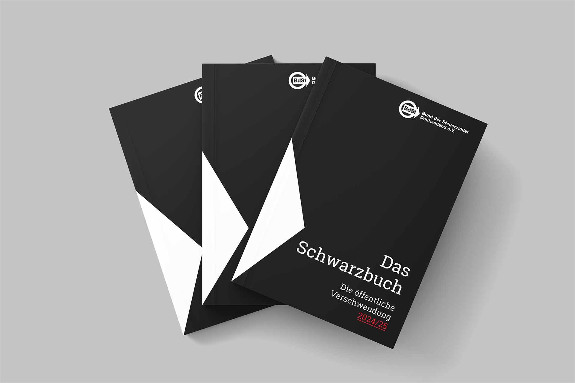 Mehrere Ausgaben des Schwarzbuch 2024/25 aufgefächert