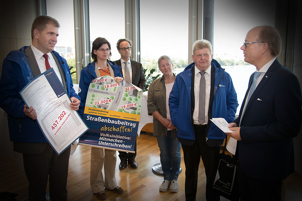 Im September 2019 überreichte BdSt-Vorsitzender Rik Steinheuer über 400.000 Unterschriften der Volksinitiative "Straßenbaubeitrag abschaffen!"