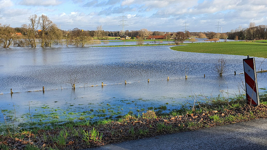 (Symbolbild) Überschwemmter Fluss Lippe bei Schermbeck.
