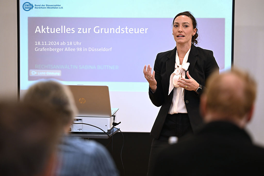 Sabina Büttner, Leiterin Steuern und Soziales des BdSt NRW, referiert zum Thema Grundsteuer.